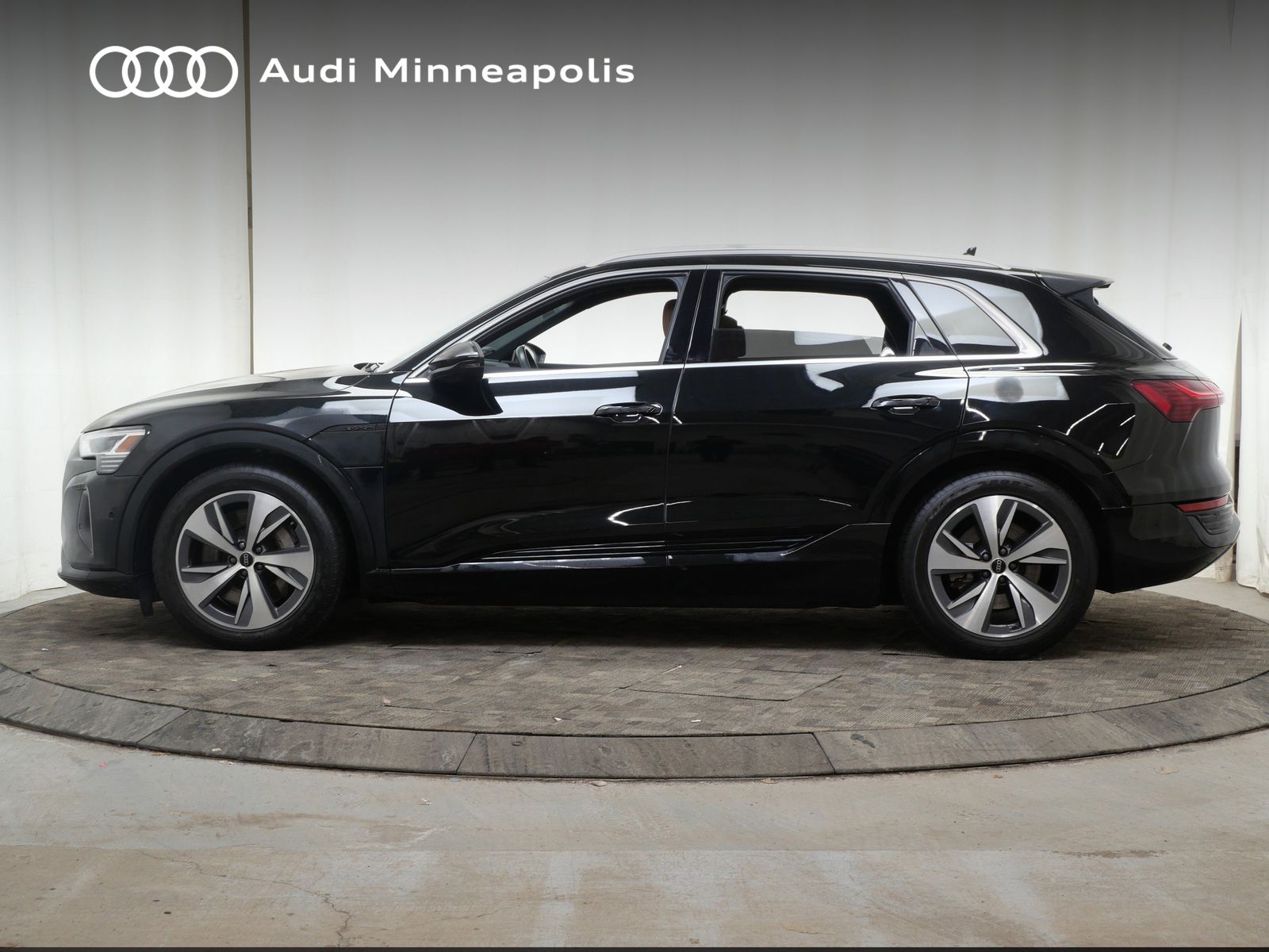 Thumbnail: 2024 Audi Q8 e-tron - 3