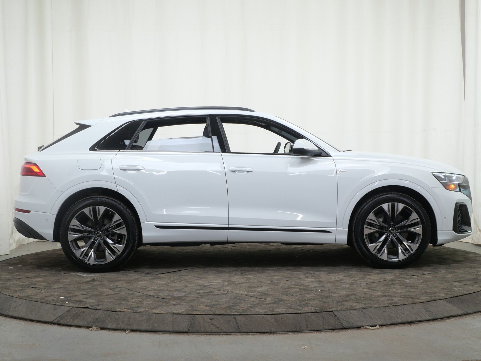 Thumbnail: 2026 Audi Q8 - 7