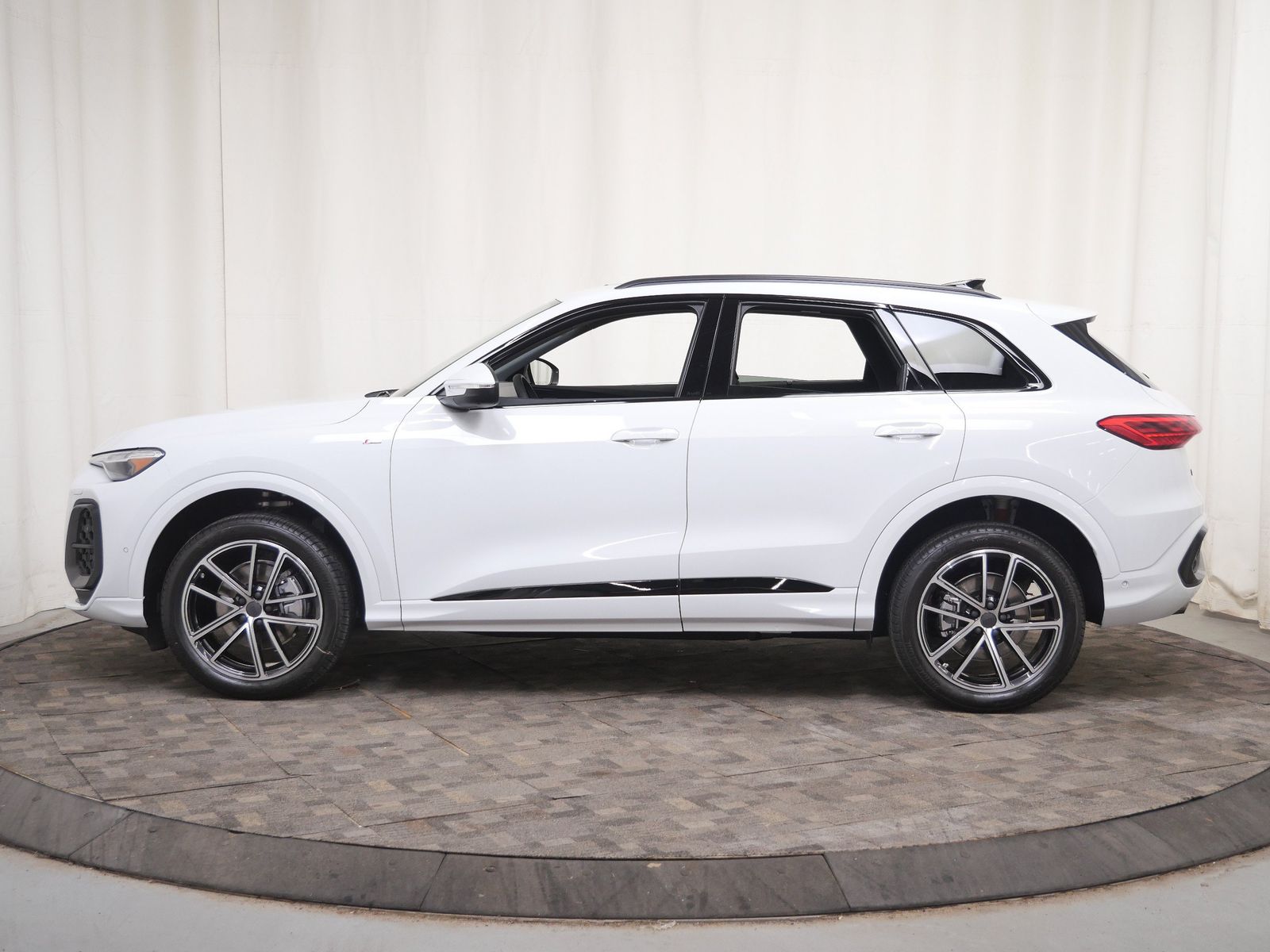 Thumbnail: 2026 Audi Q5 - 3