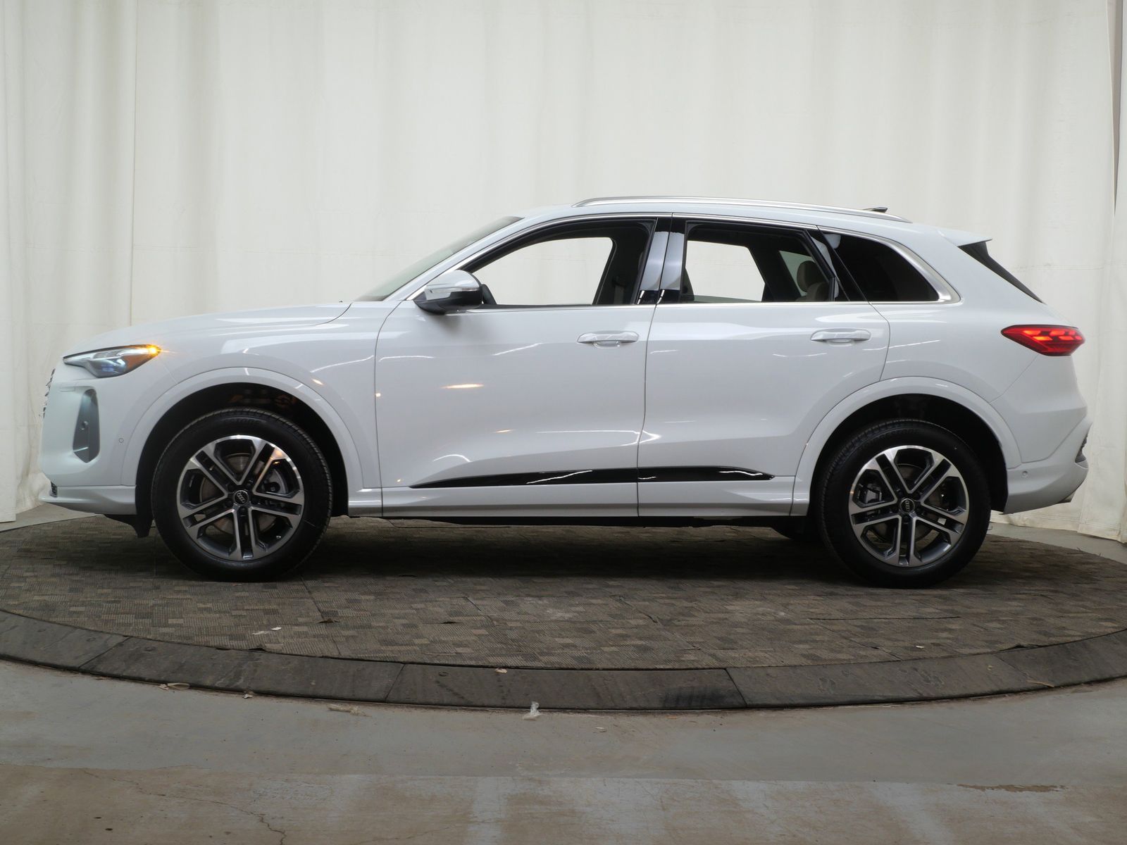 Thumbnail: 2025 Audi Q5 - 3