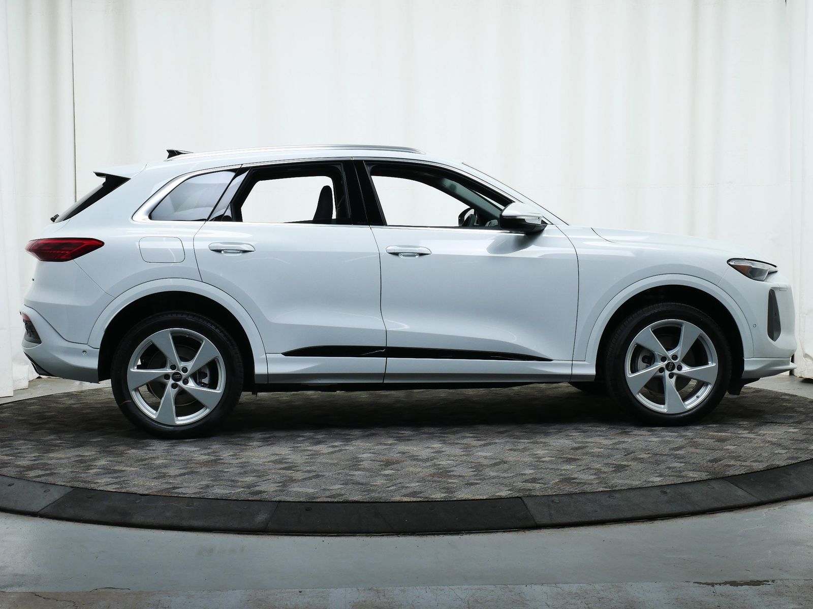 Thumbnail: 2025 Audi Q5 - 7