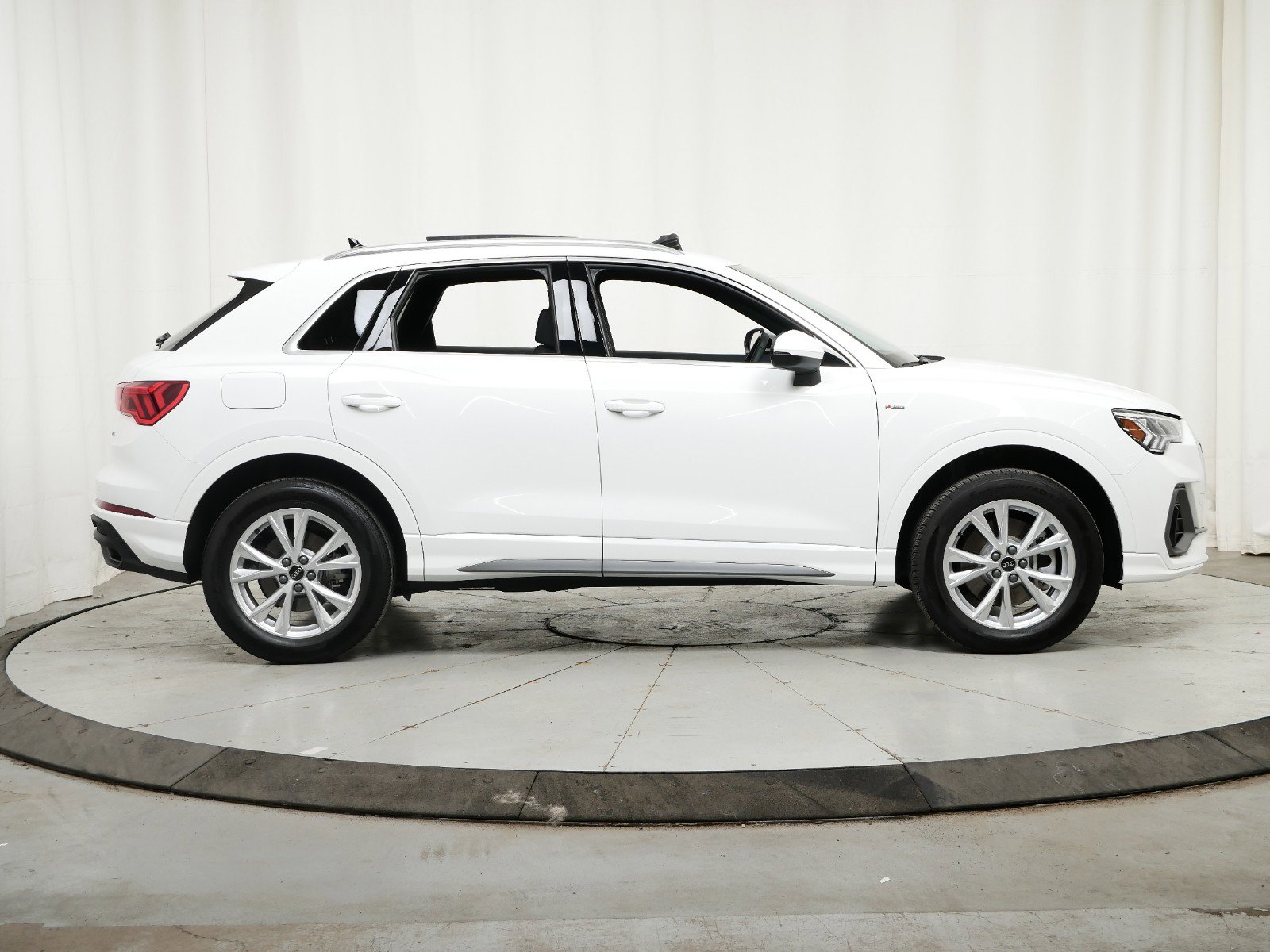 Thumbnail: 2023 Audi Q3 - 9