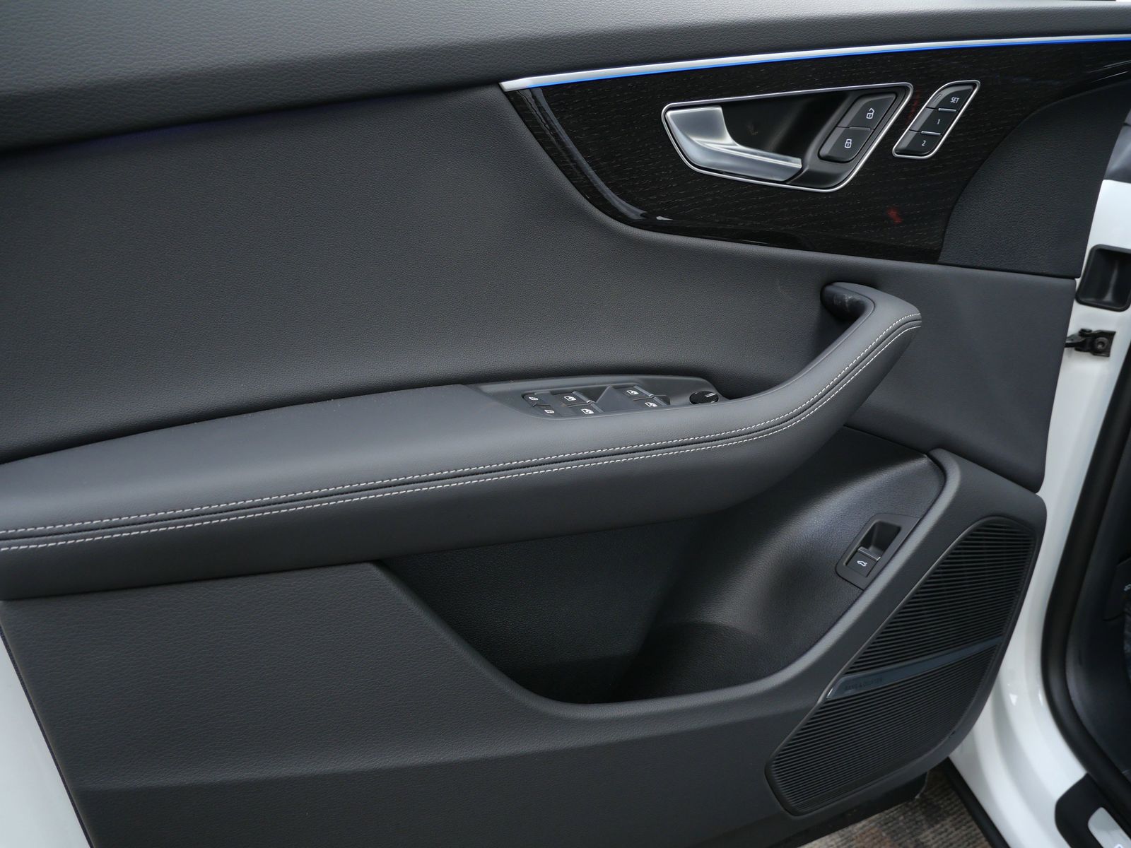 Thumbnail: 2026 Audi Q8 - 10