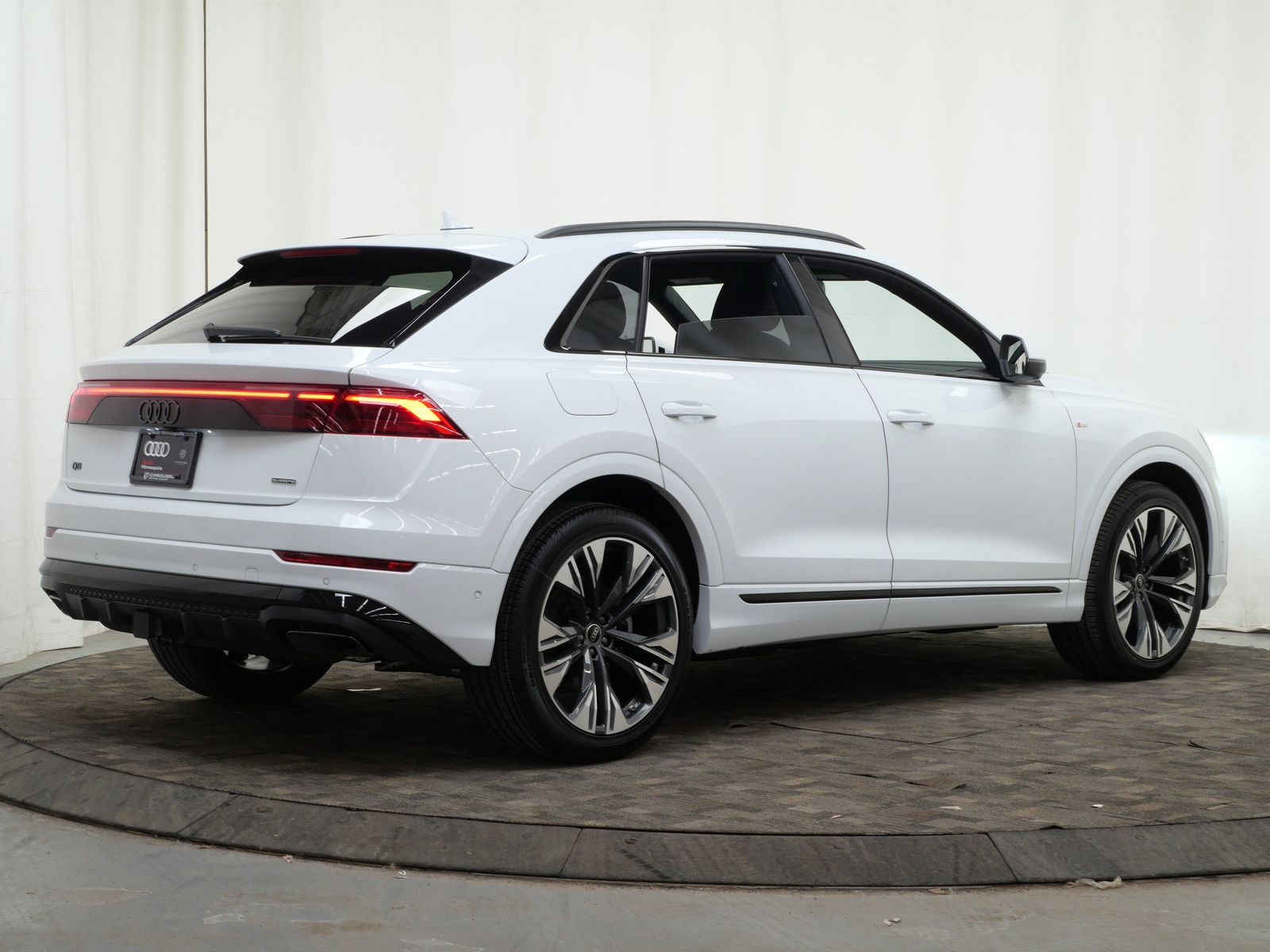 Thumbnail: 2026 Audi Q8 - 6