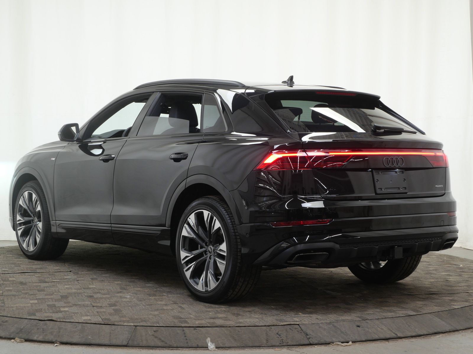 Thumbnail: 2026 Audi Q8 - 4