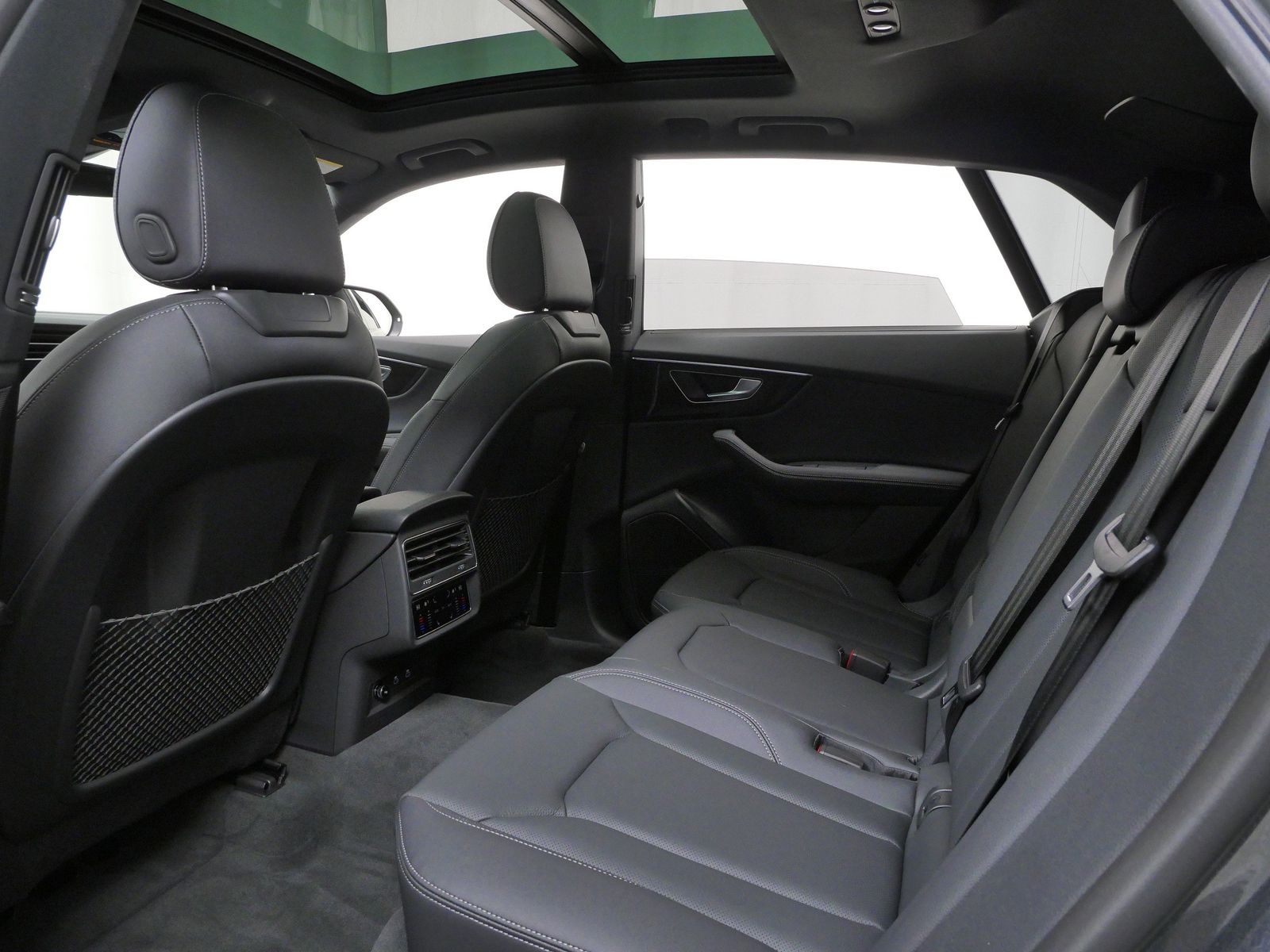 Thumbnail: 2026 Audi Q8 - 13