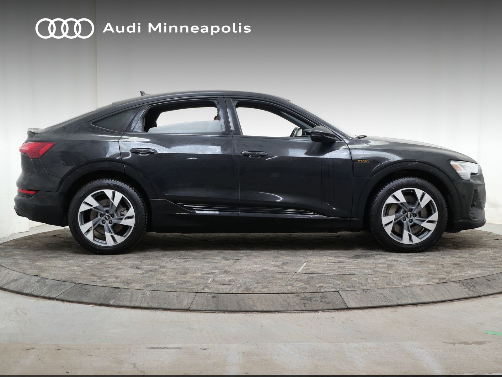 Thumbnail: 2022 Audi e-tron S - 9