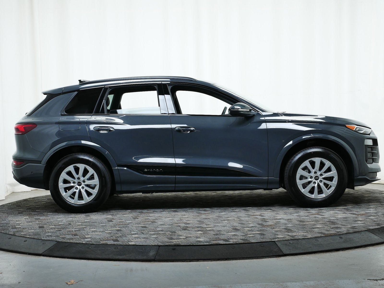 Thumbnail: 2025 Audi Q6 e-tron - 7