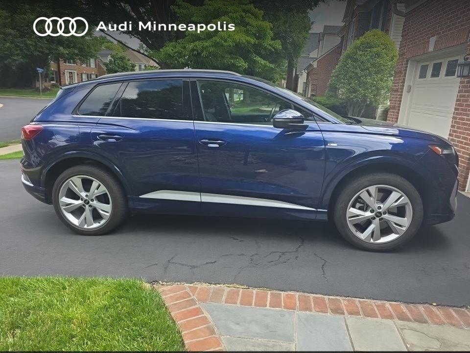 Thumbnail: 2023 Audi Q4 e-tron - 10