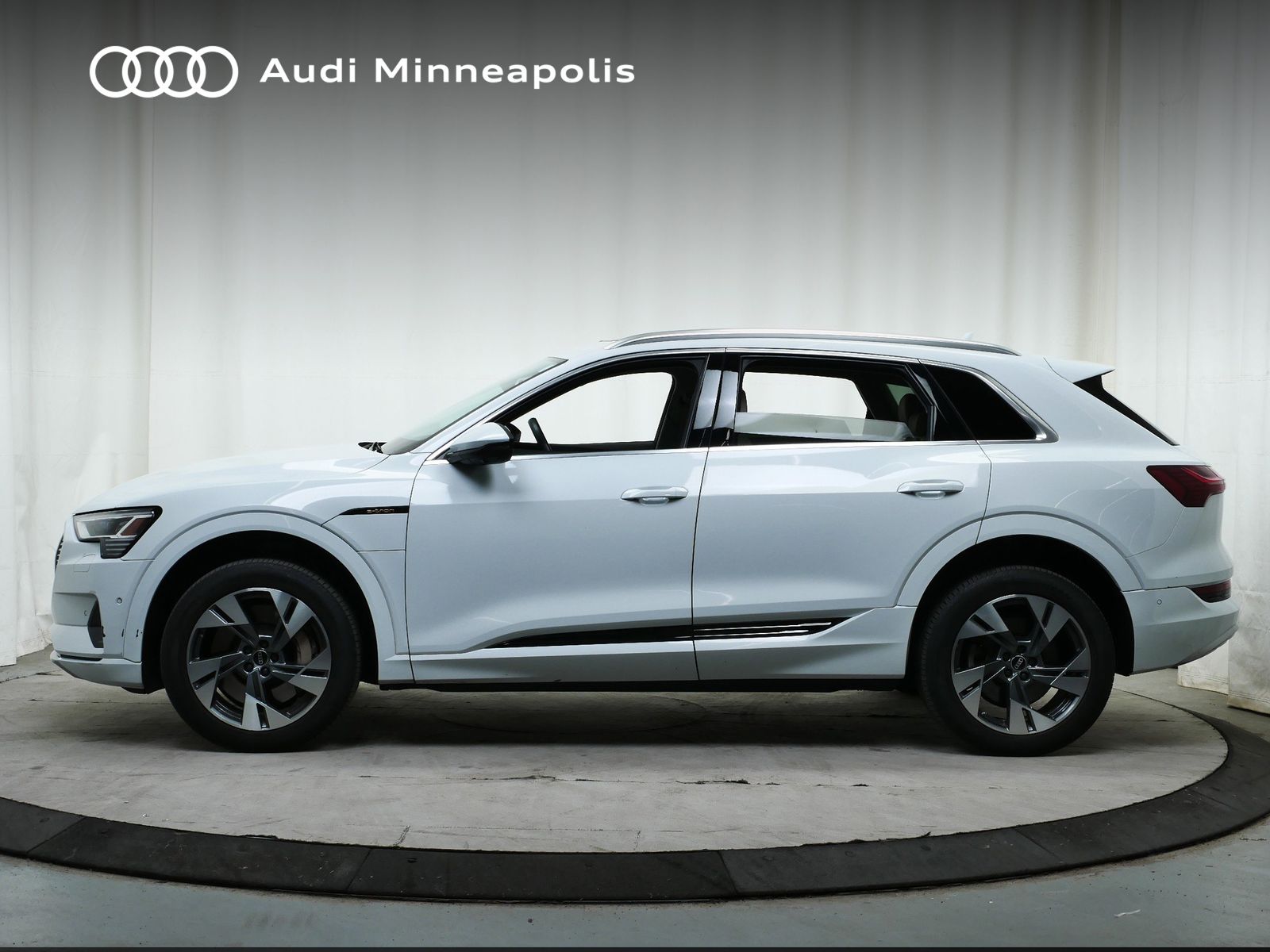 2022 Audi e-tron Premium Plus photo 4