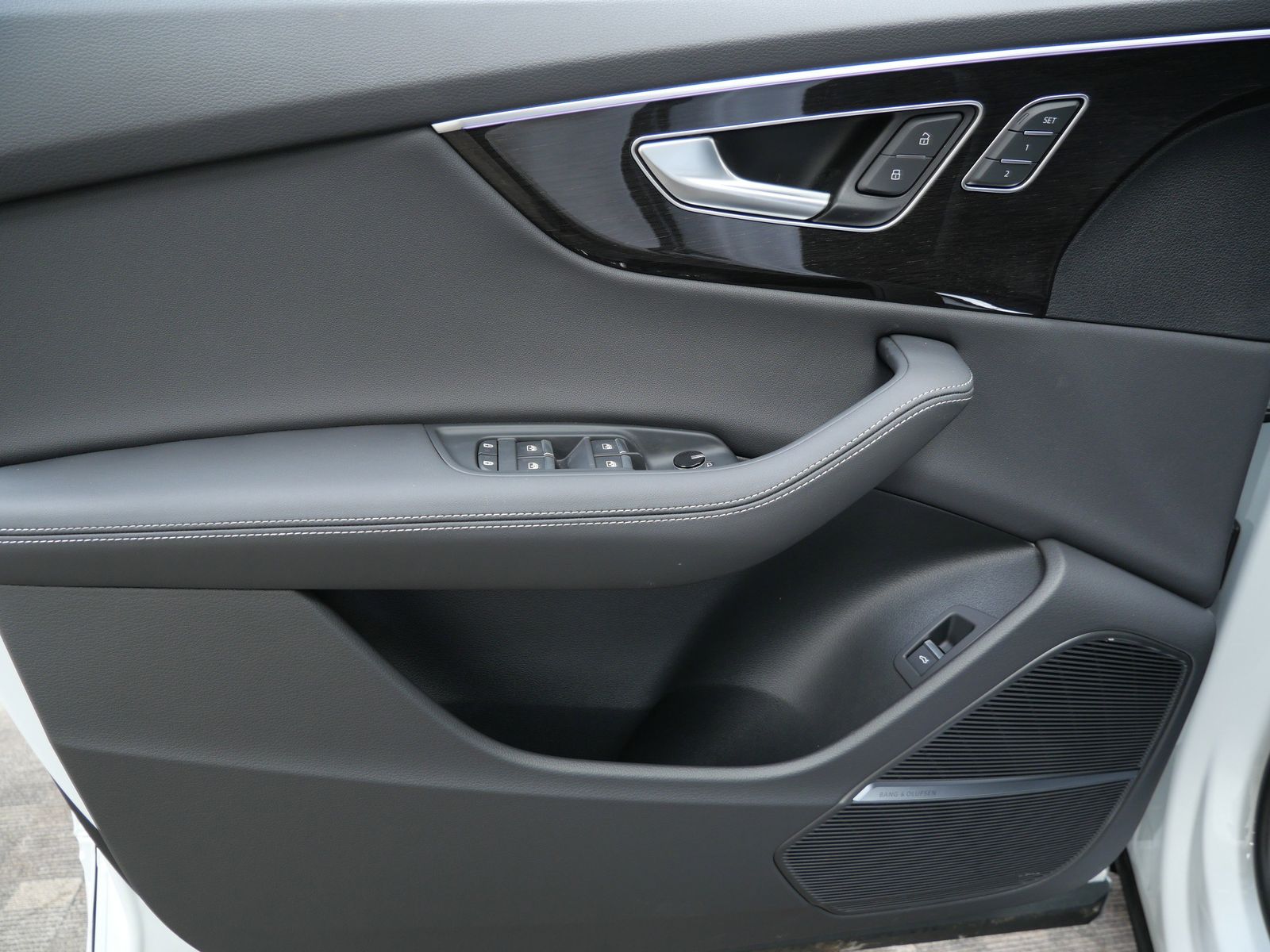 Thumbnail: 2026 Audi Q8 - 10