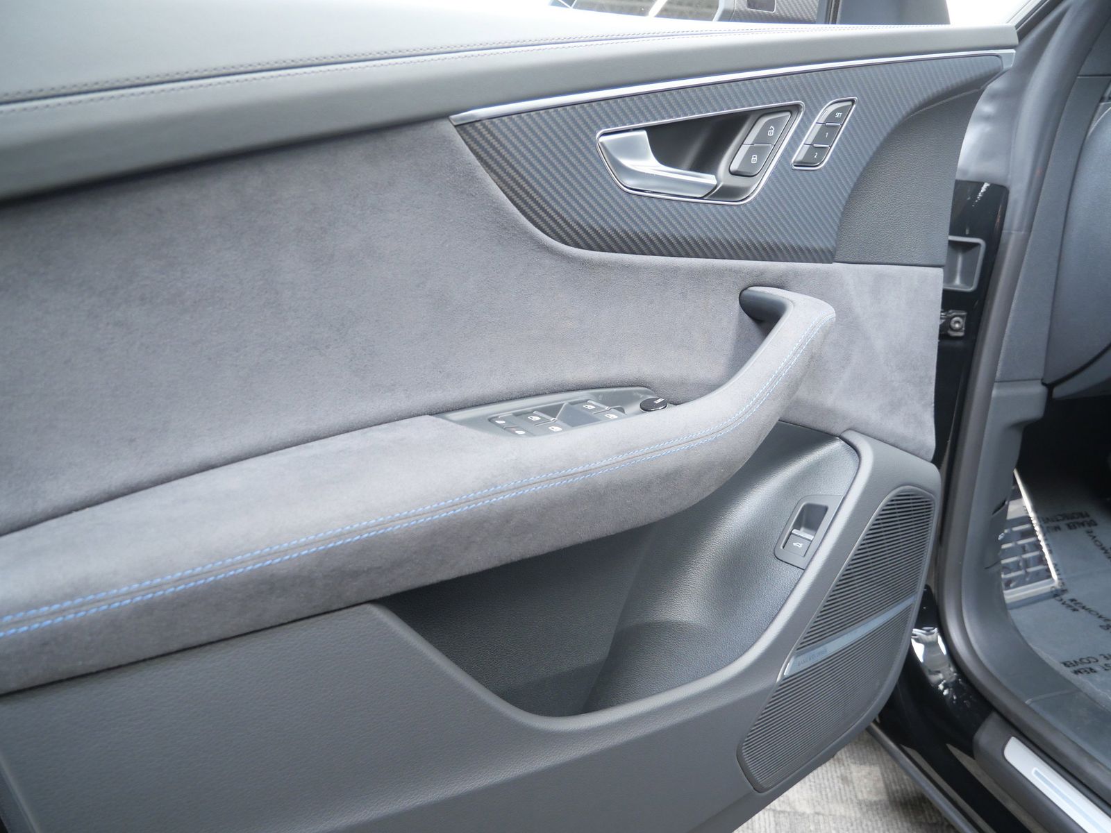 Thumbnail: 2026 Audi RS Q8 - 11