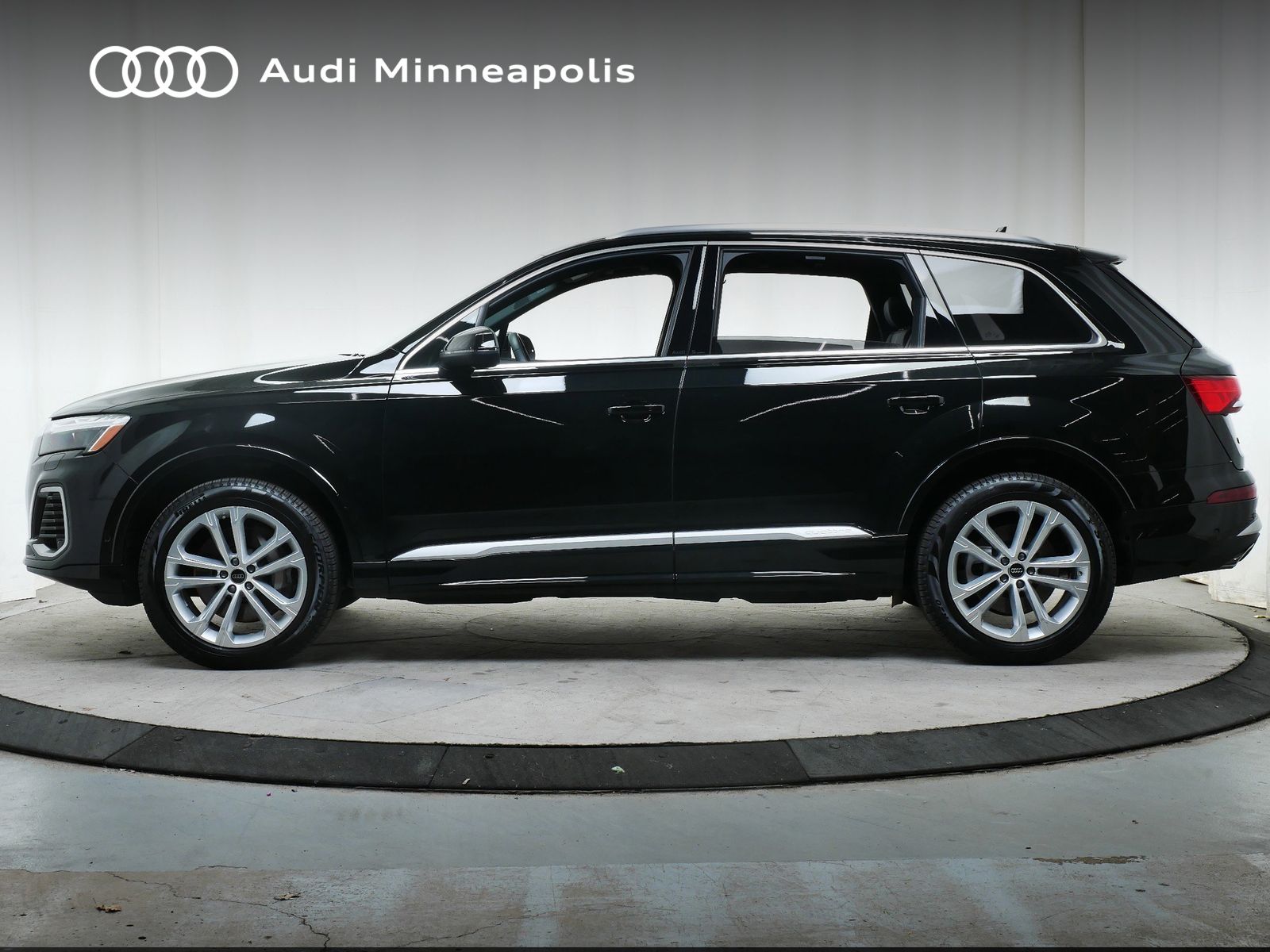 2025 Audi Q7 55 Premium Plus photo 3
