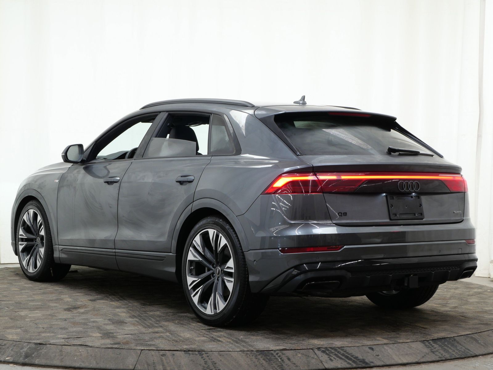Thumbnail: 2026 Audi Q8 - 4