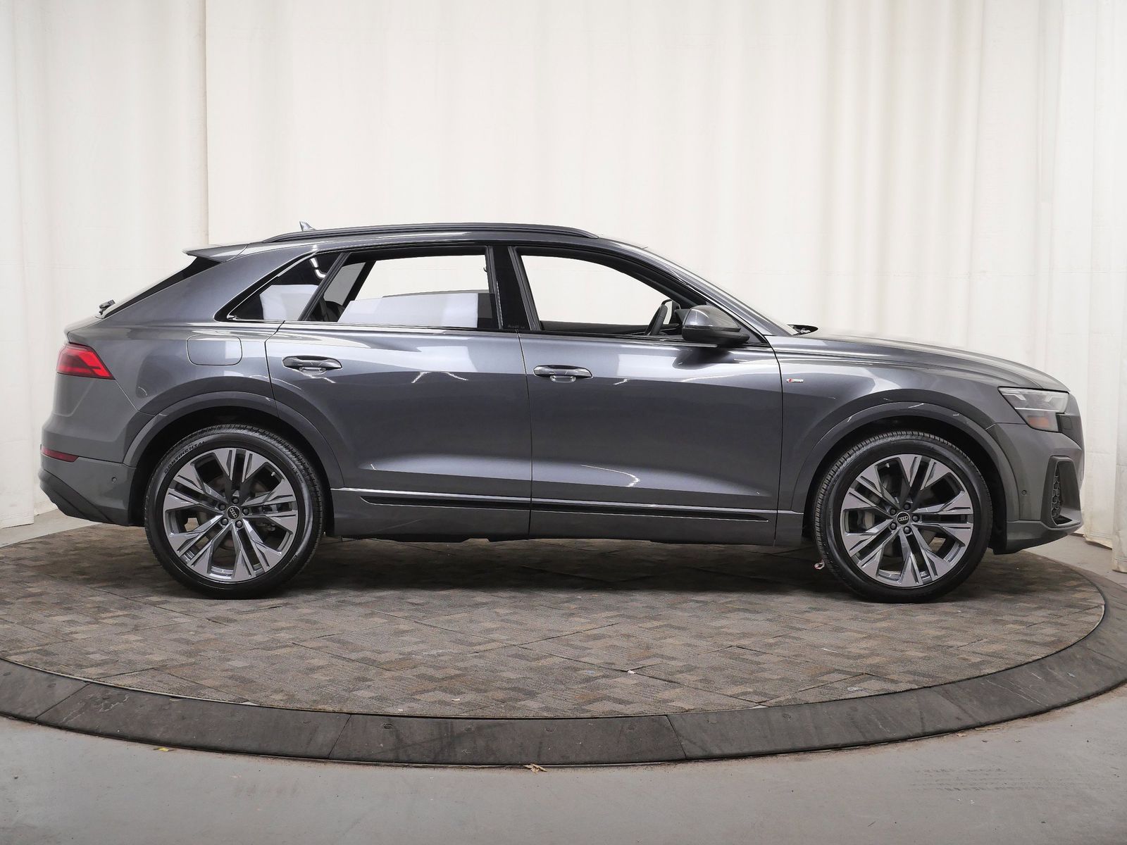 Thumbnail: 2026 Audi Q8 - 7