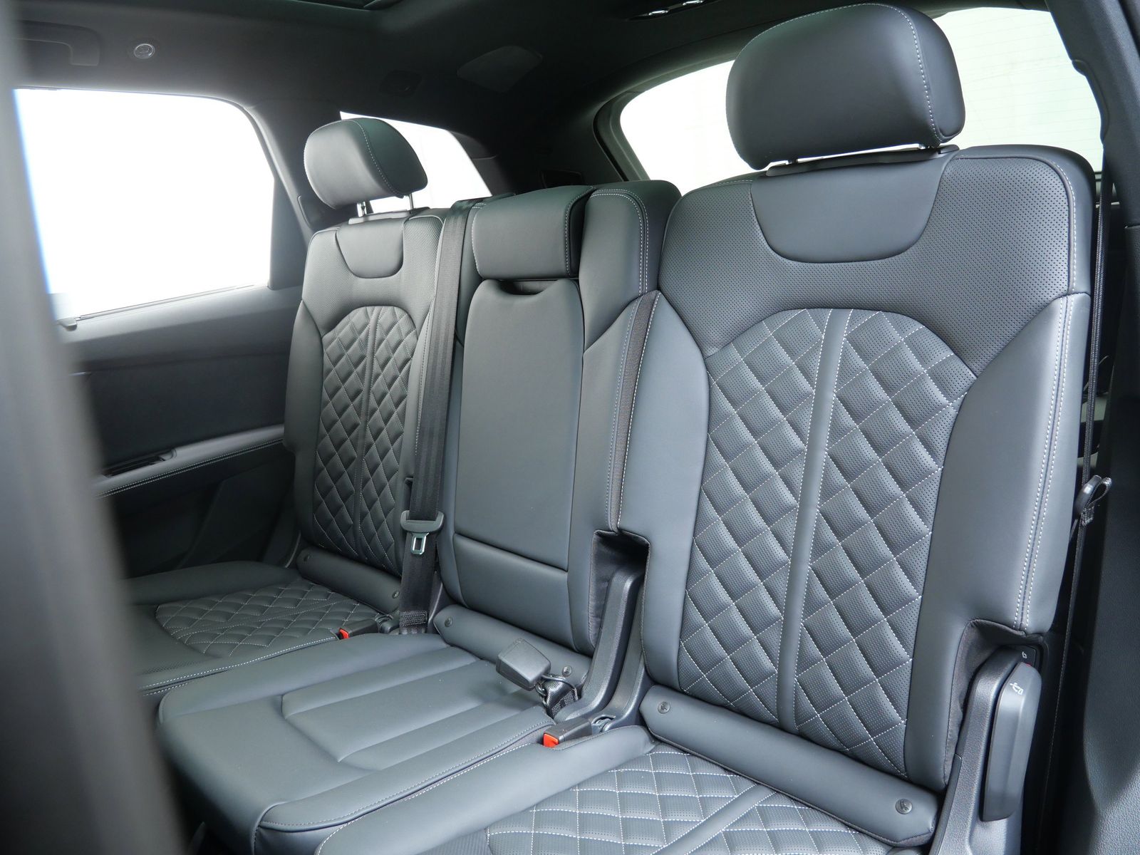 Thumbnail: 2026 Audi SQ7 - 13