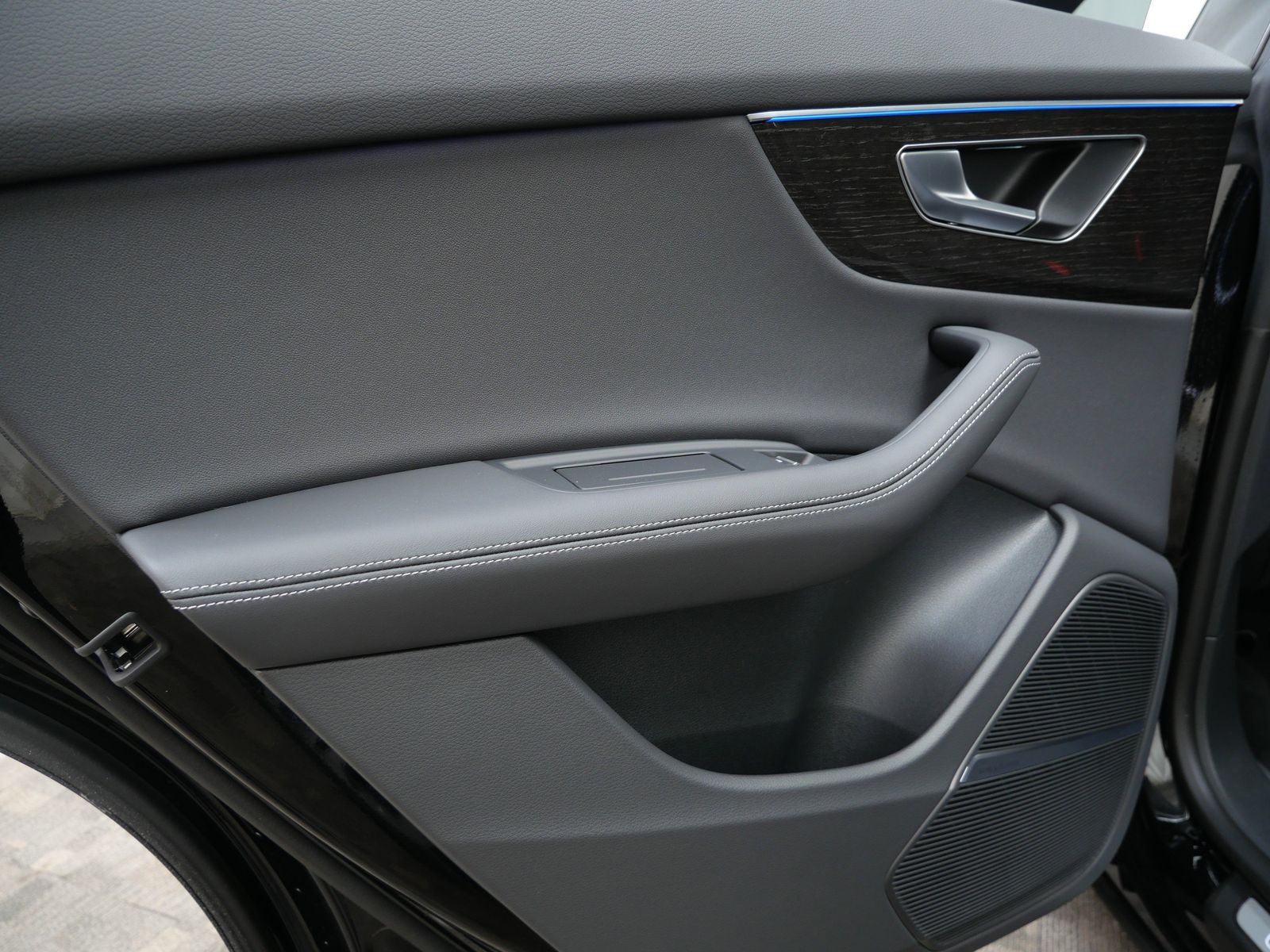 Thumbnail: 2026 Audi Q8 - 12