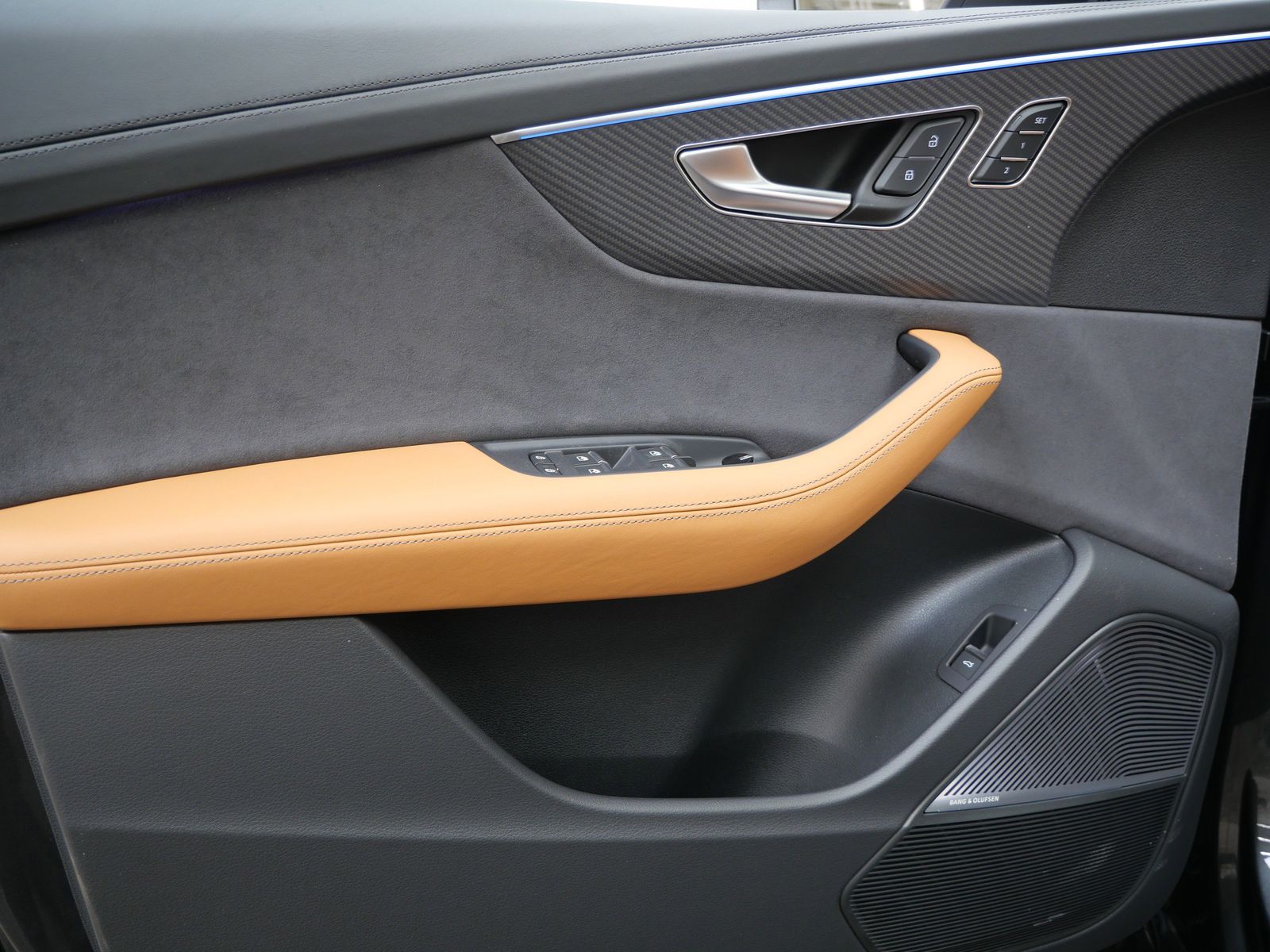 Thumbnail: 2026 Audi RS Q8 - 10