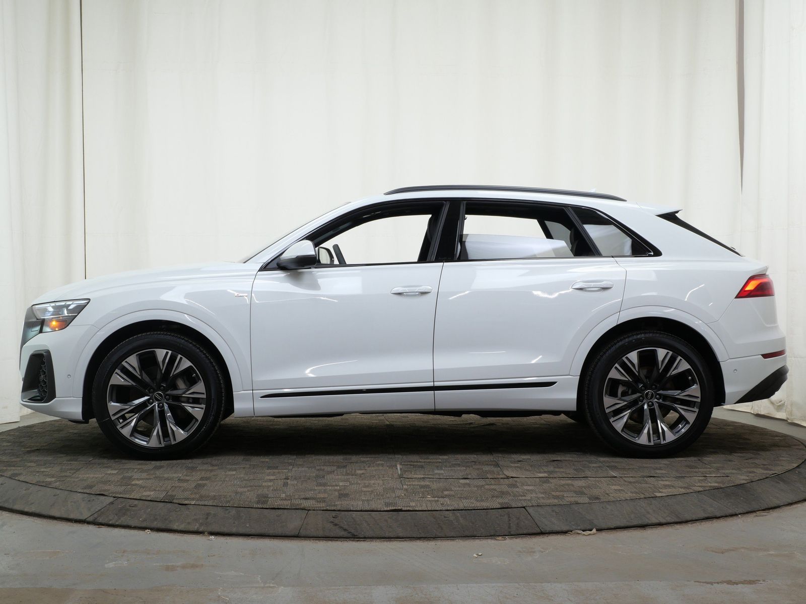 Thumbnail: 2026 Audi Q8 - 3