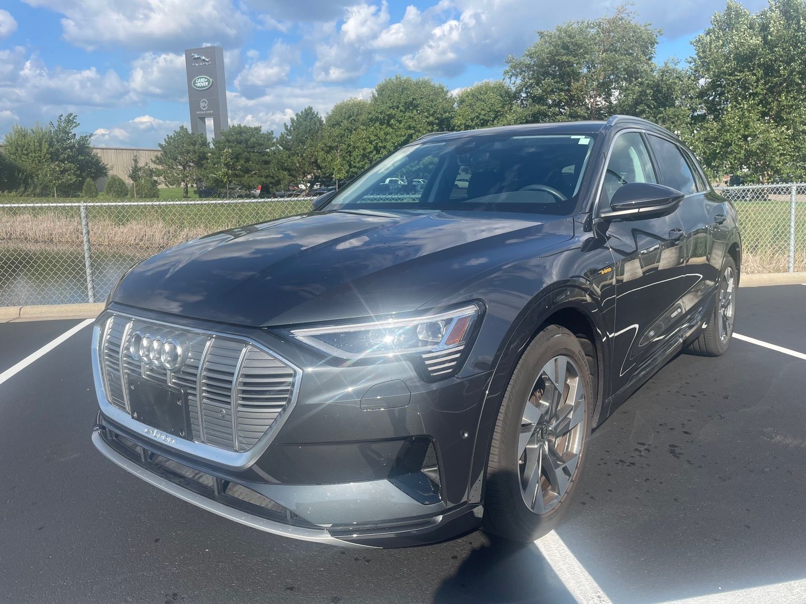 Thumbnail: 2023 Audi e-tron - 1