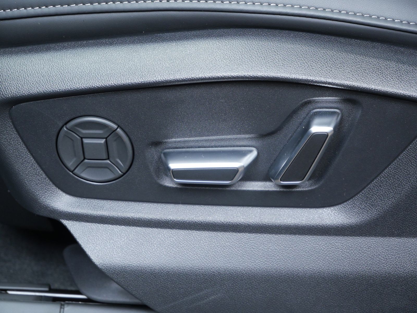 Thumbnail: 2026 Audi SQ7 - 11