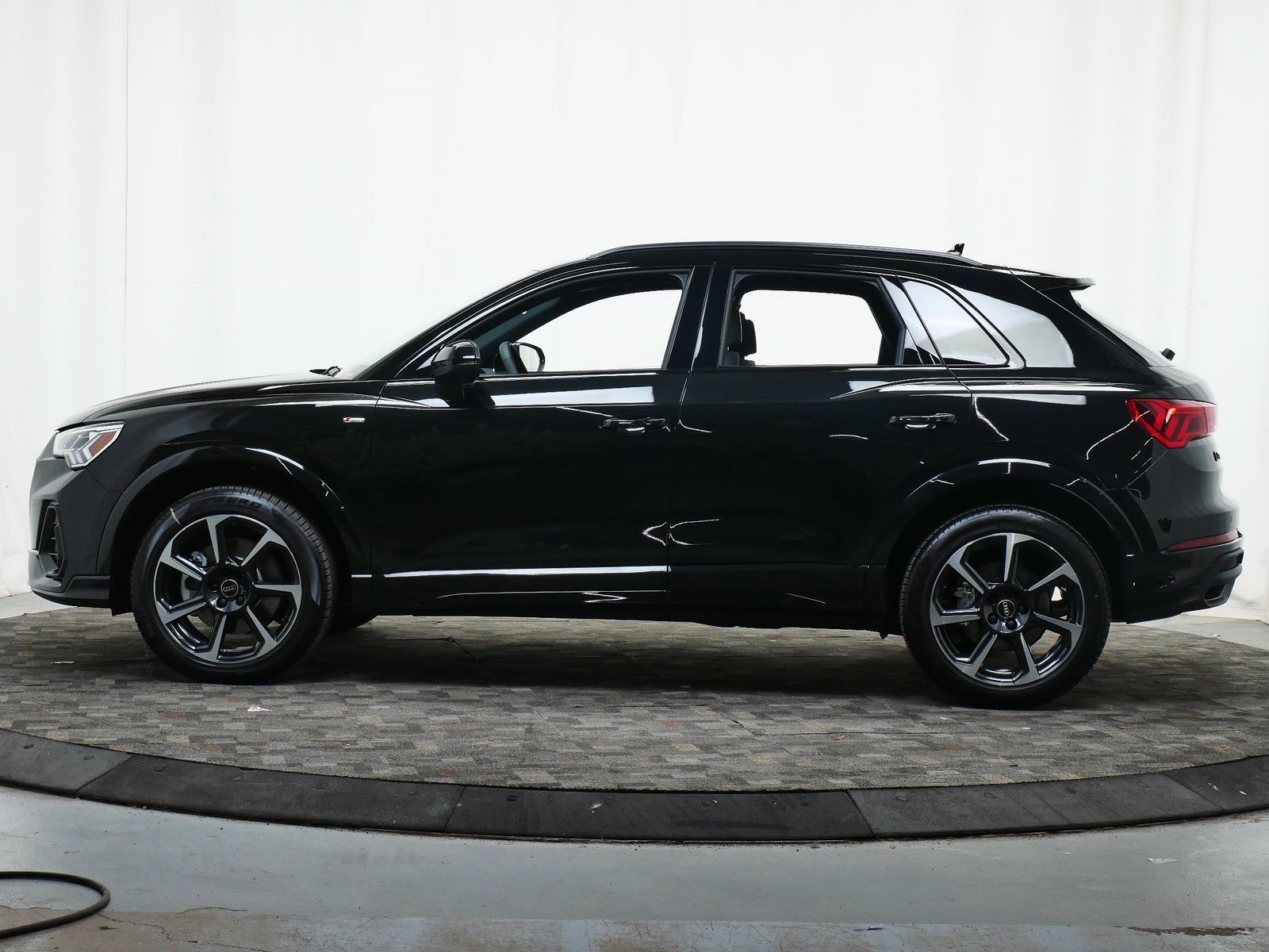 Thumbnail: 2025 Audi Q3 - 3