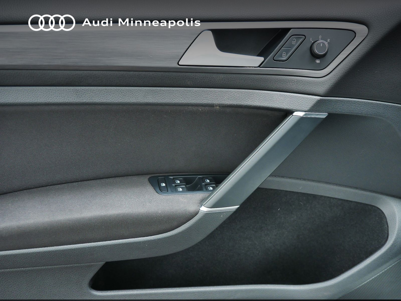 Thumbnail: 2018 Volkswagen e-Golf - 11