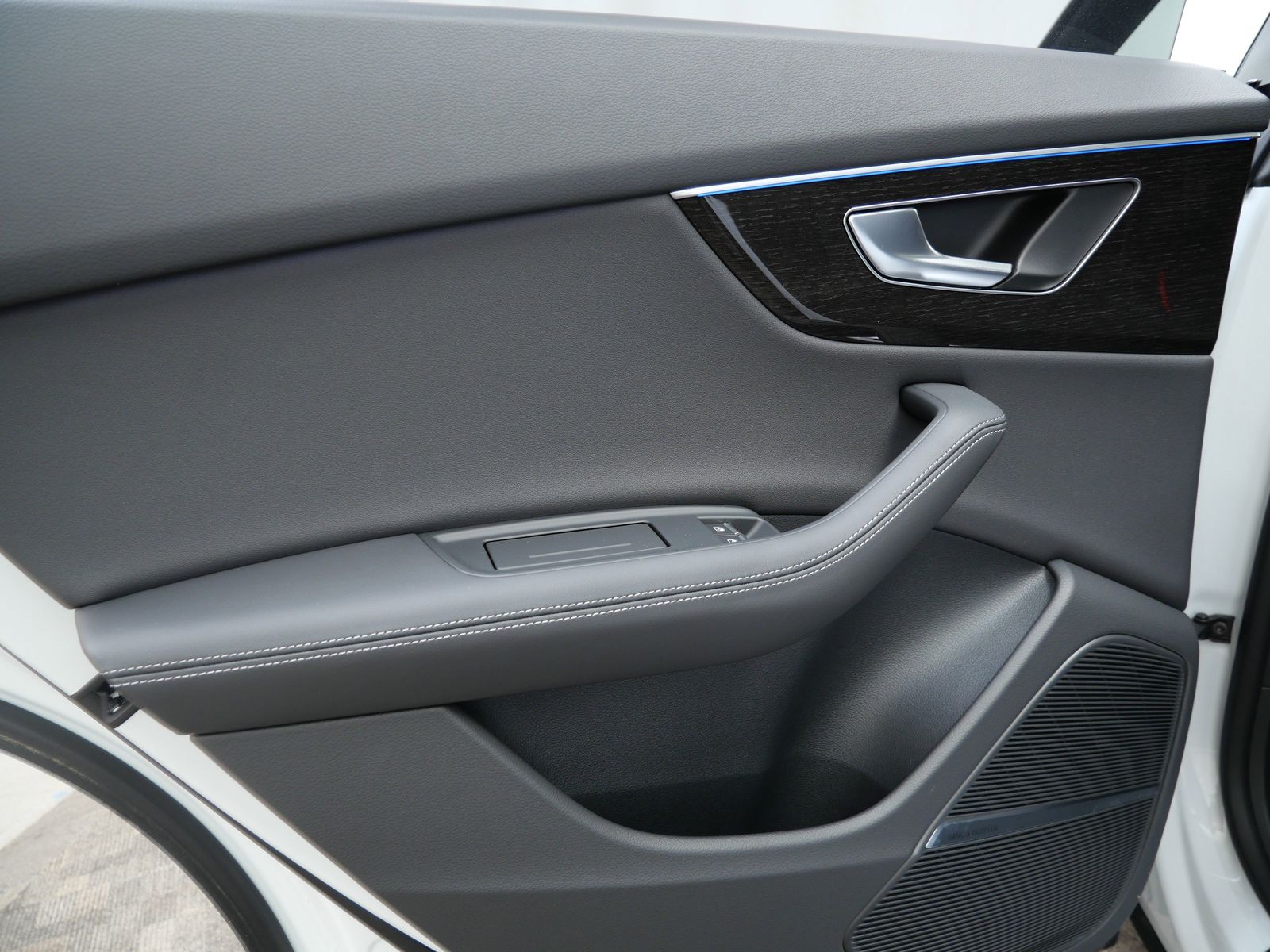 Thumbnail: 2026 Audi Q8 - 13