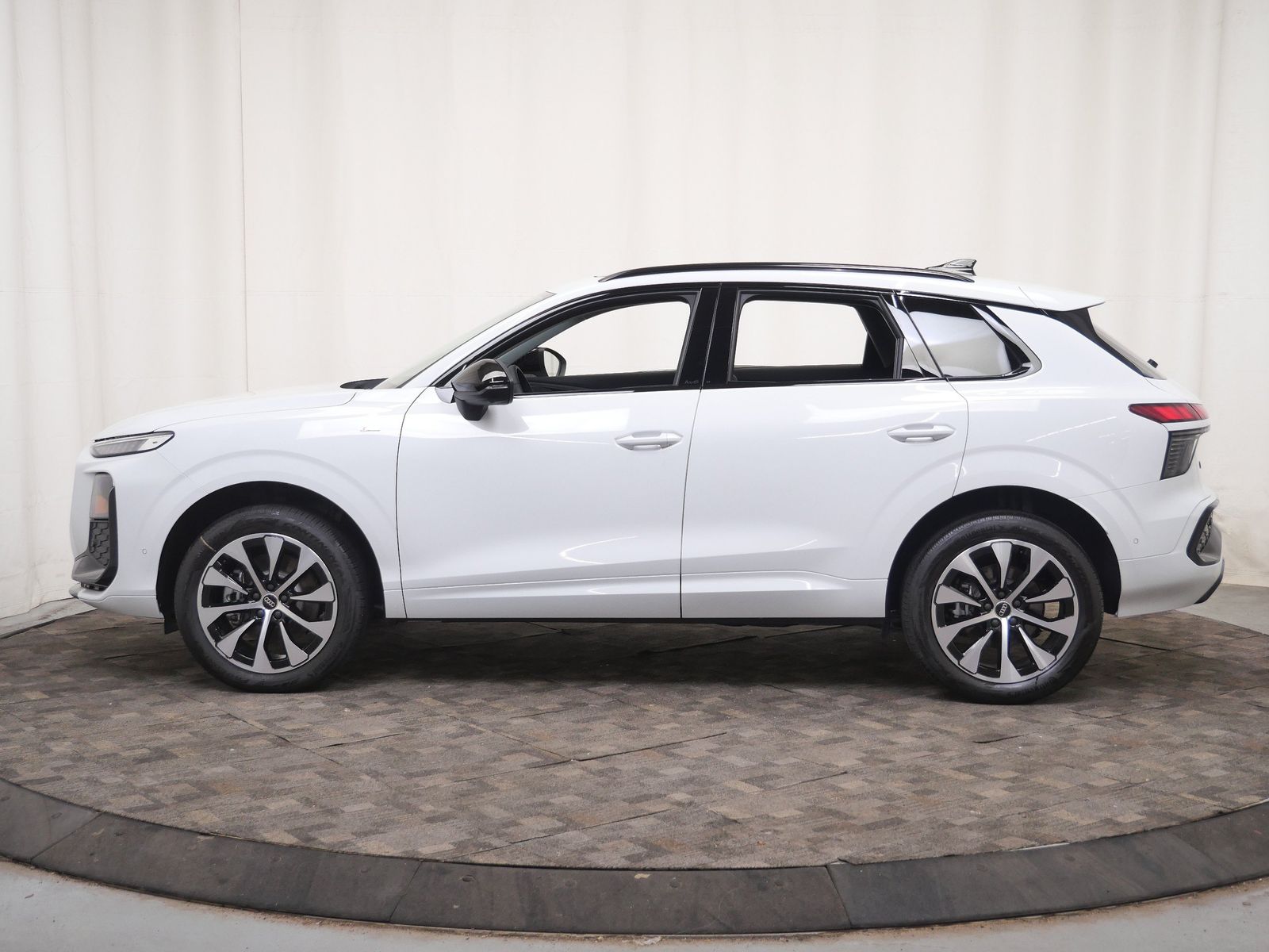 Thumbnail: 2026 Audi Q3 - 3
