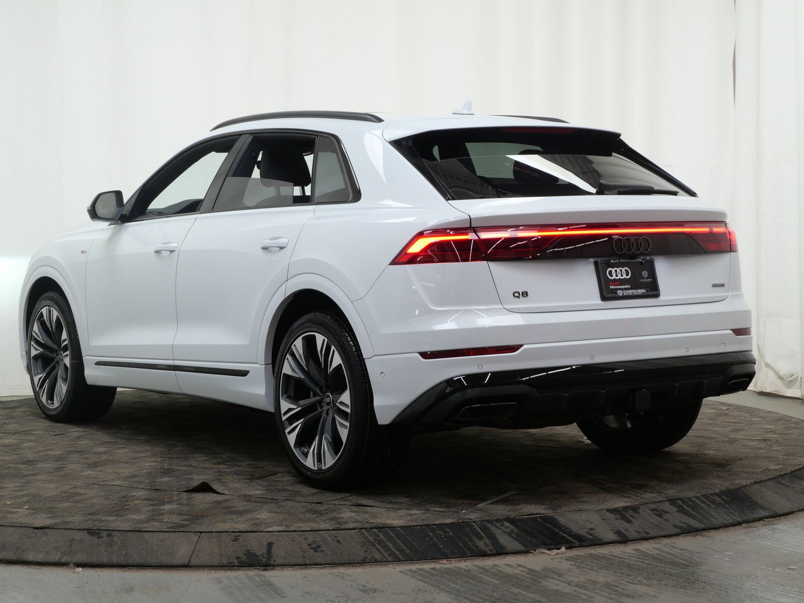 Thumbnail: 2026 Audi Q8 - 4