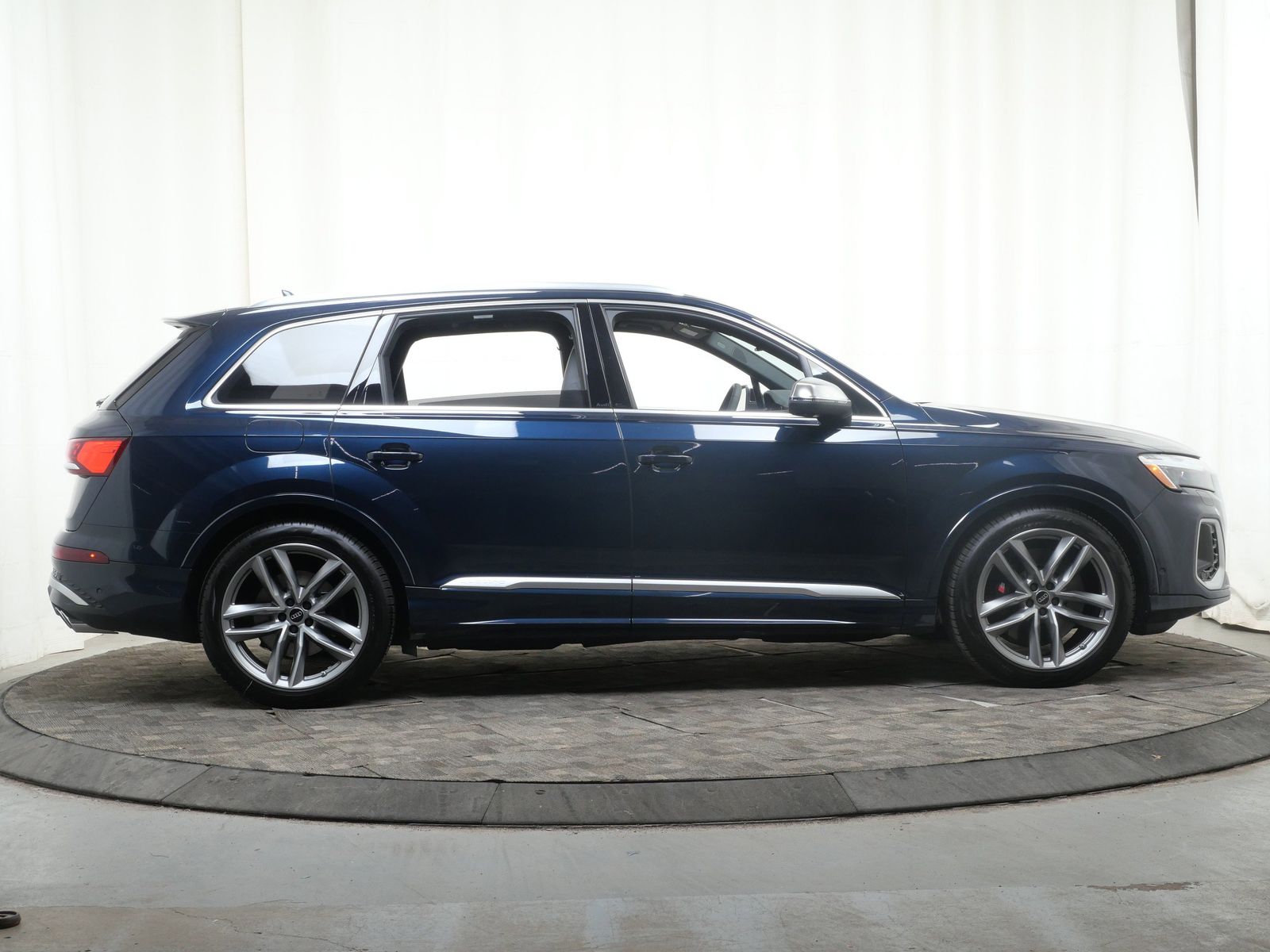 Thumbnail: 2026 Audi SQ7 - 7