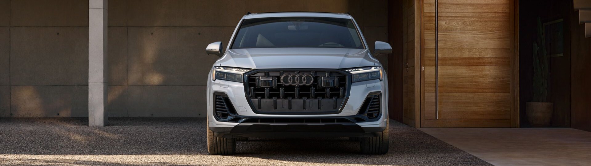1920x1080_crop2_MY25---Q7---Front-Profile---Parked---5390%20(1)-1920x540.jpg