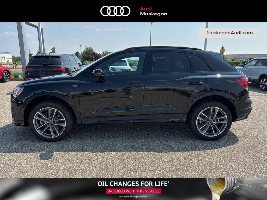 2025 Audi Q3 45 TFSI S line Premium photo 4