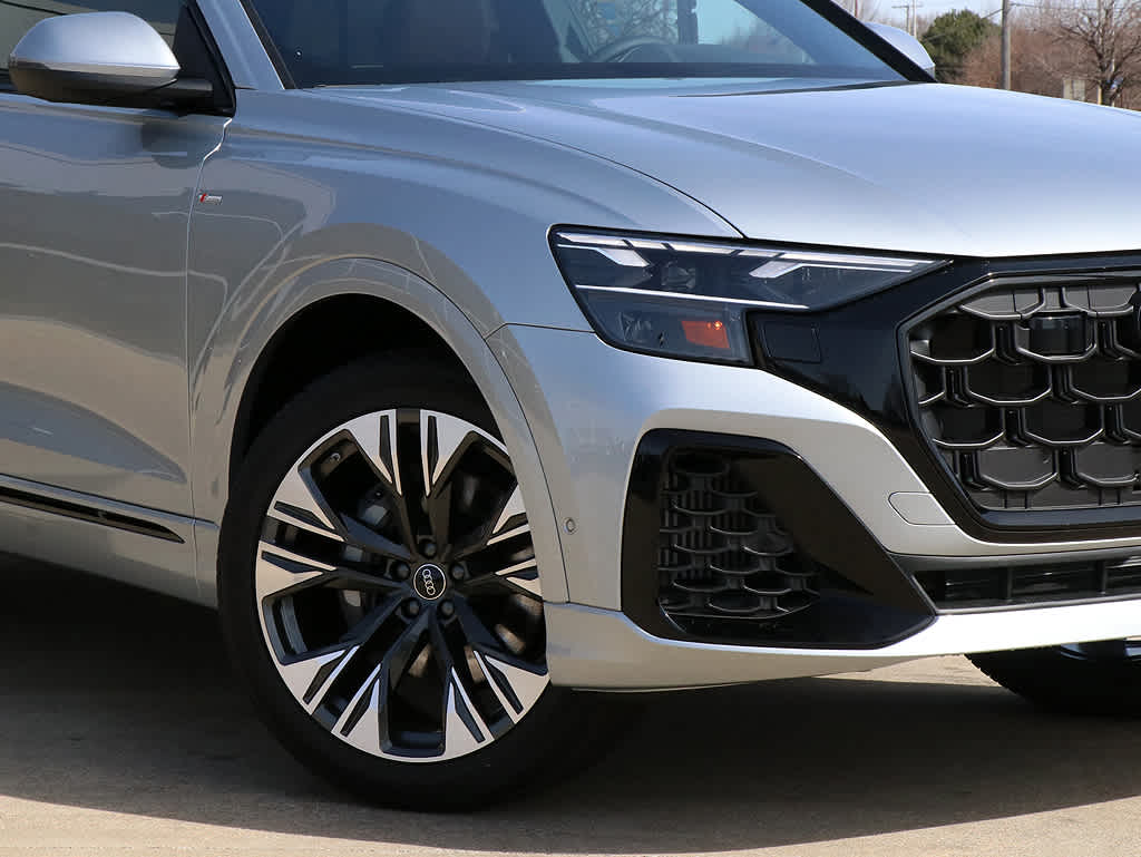 2025 Audi Q8 55 Premium Plus photo 4