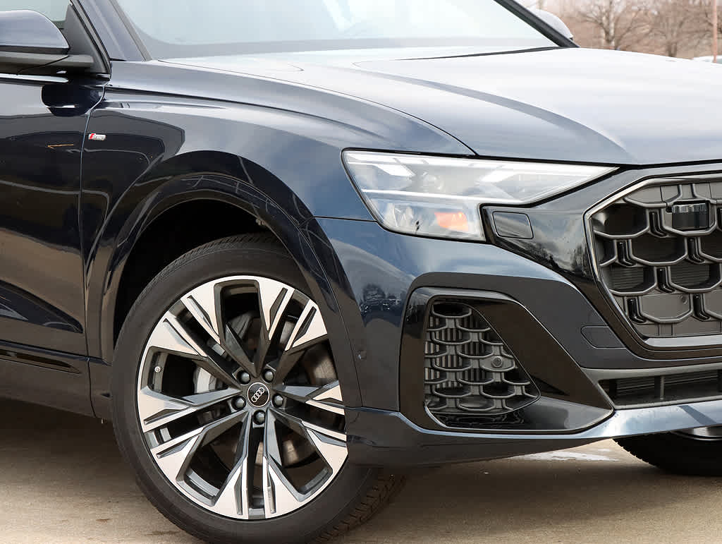 2025 Audi Q8 55 Premium Plus photo 4