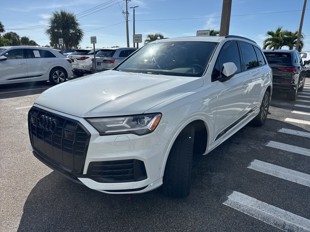 2022 Audi Q7 45 Premium Plus photo 2