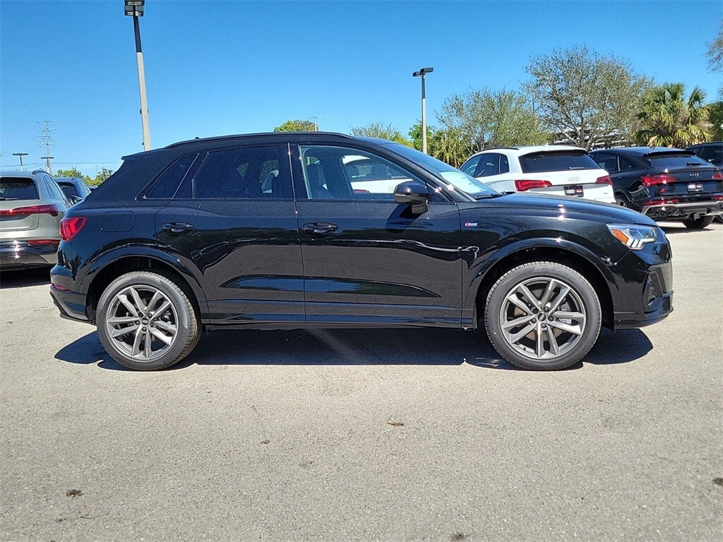 2025 Audi Q3 S line Premium photo 4