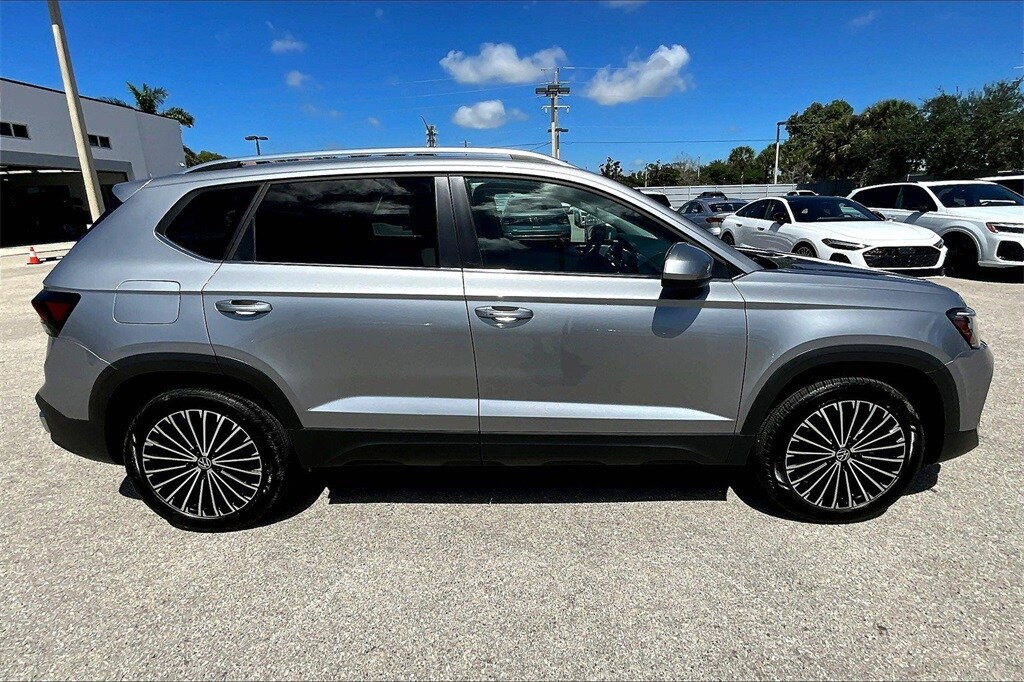2025 Volkswagen Taos SE photo 4