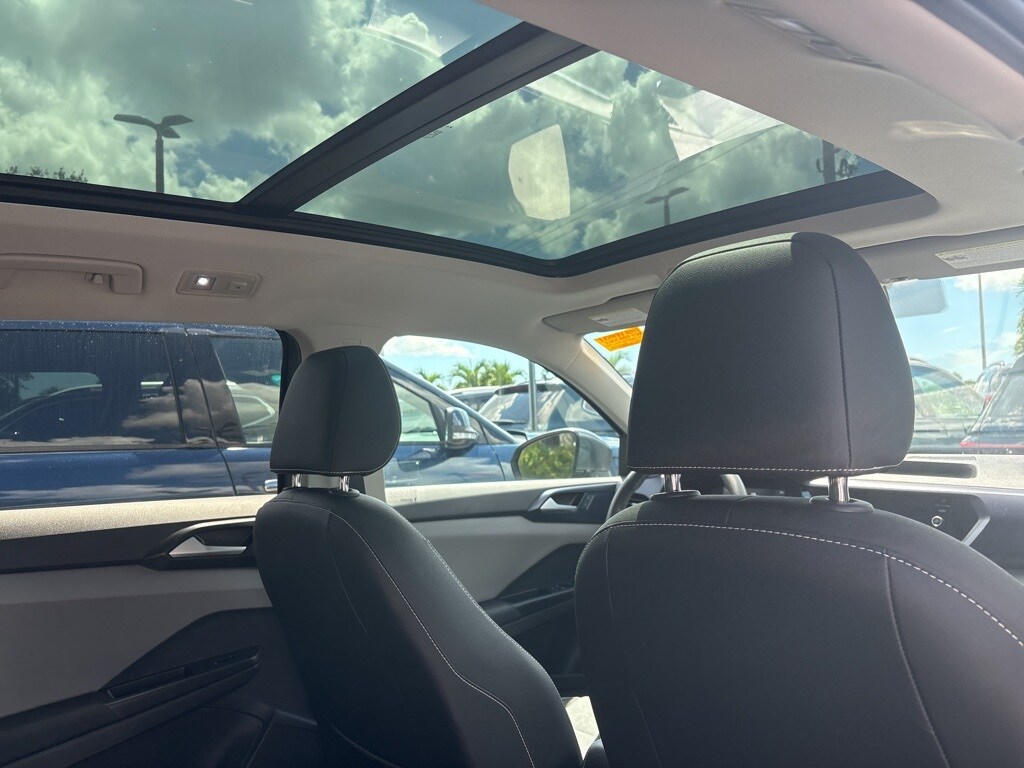 2023 Volkswagen Taos SE photo 2