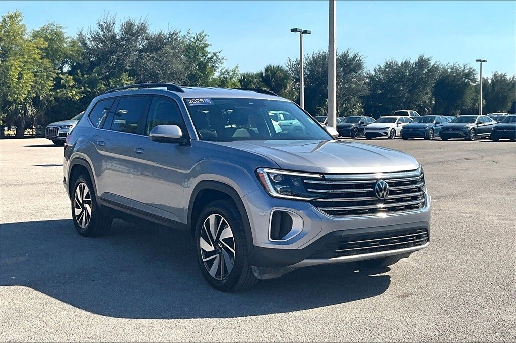 2025 Volkswagen Atlas SE Technology photo 2