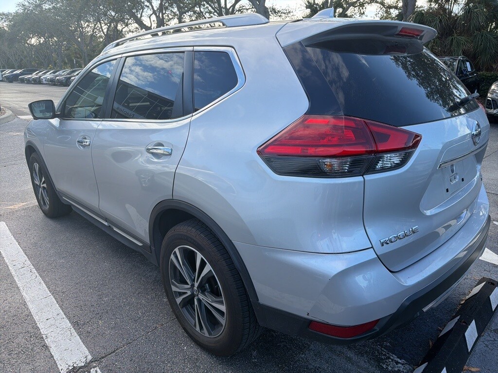 2017 Nissan Rogue SL photo 2