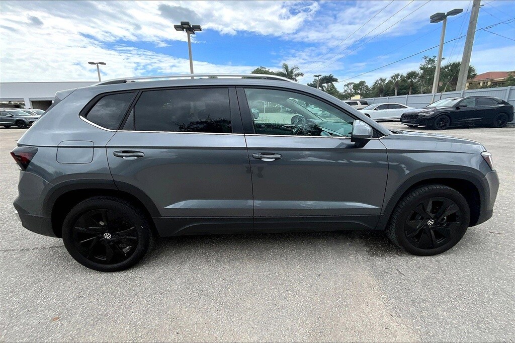 2025 Volkswagen Taos SE photo 4