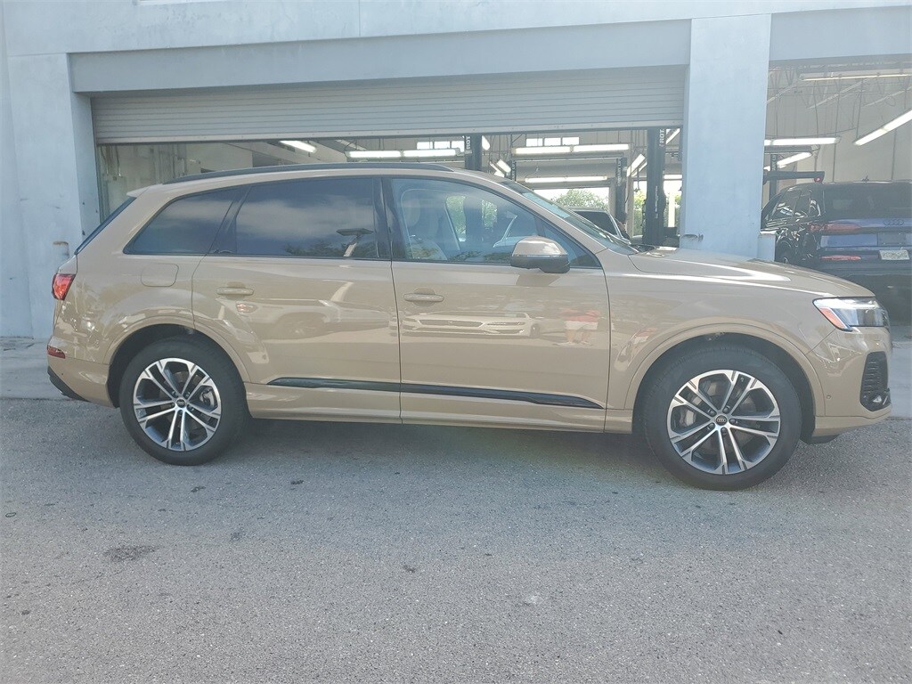 2025 Audi Q7 45 Premium Plus photo 2