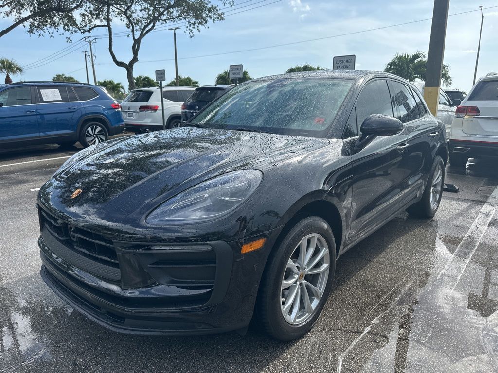 2022 Porsche Macan -'s photo