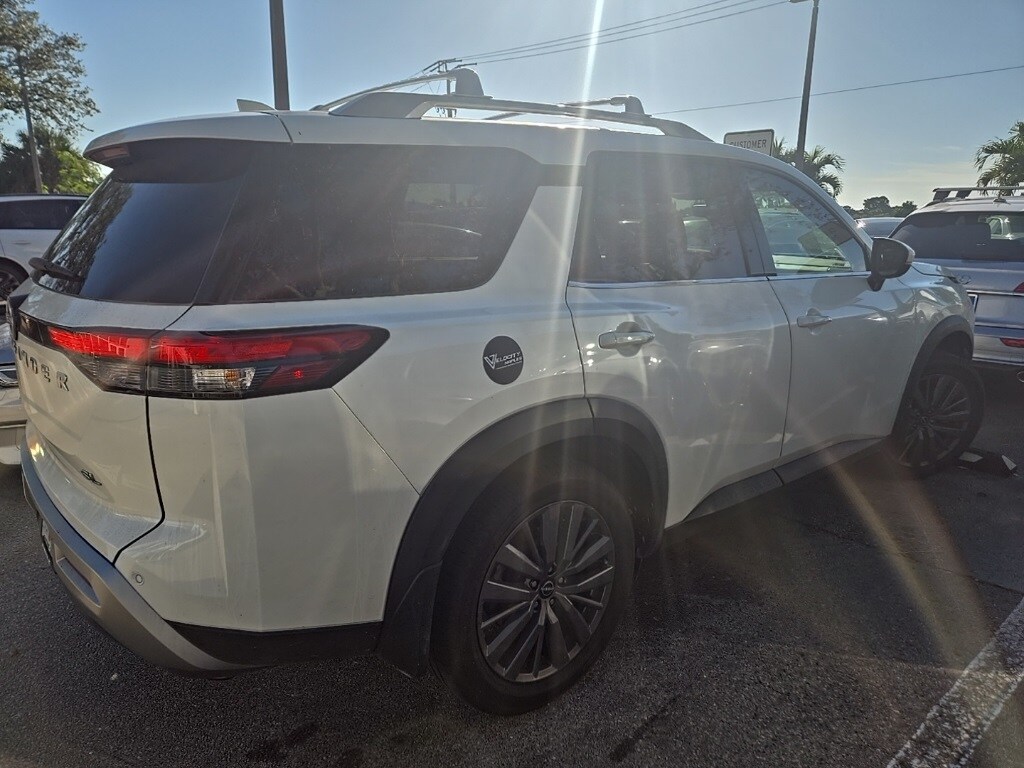 2023 Nissan Pathfinder SL photo 3