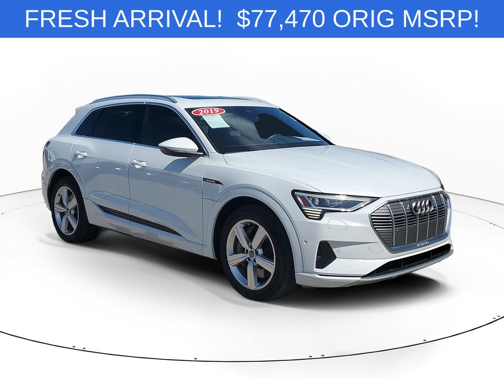 2019 Audi e-tron Premium Plus's photo