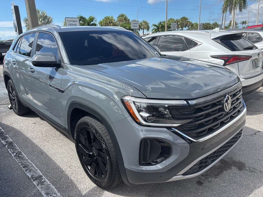 2025 Volkswagen Atlas Cross Sport SE Technology photo 2