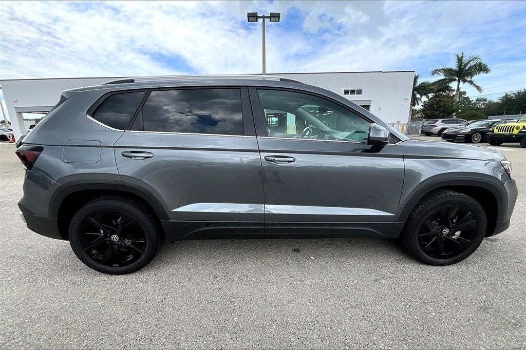 2025 Volkswagen Taos SE photo 2