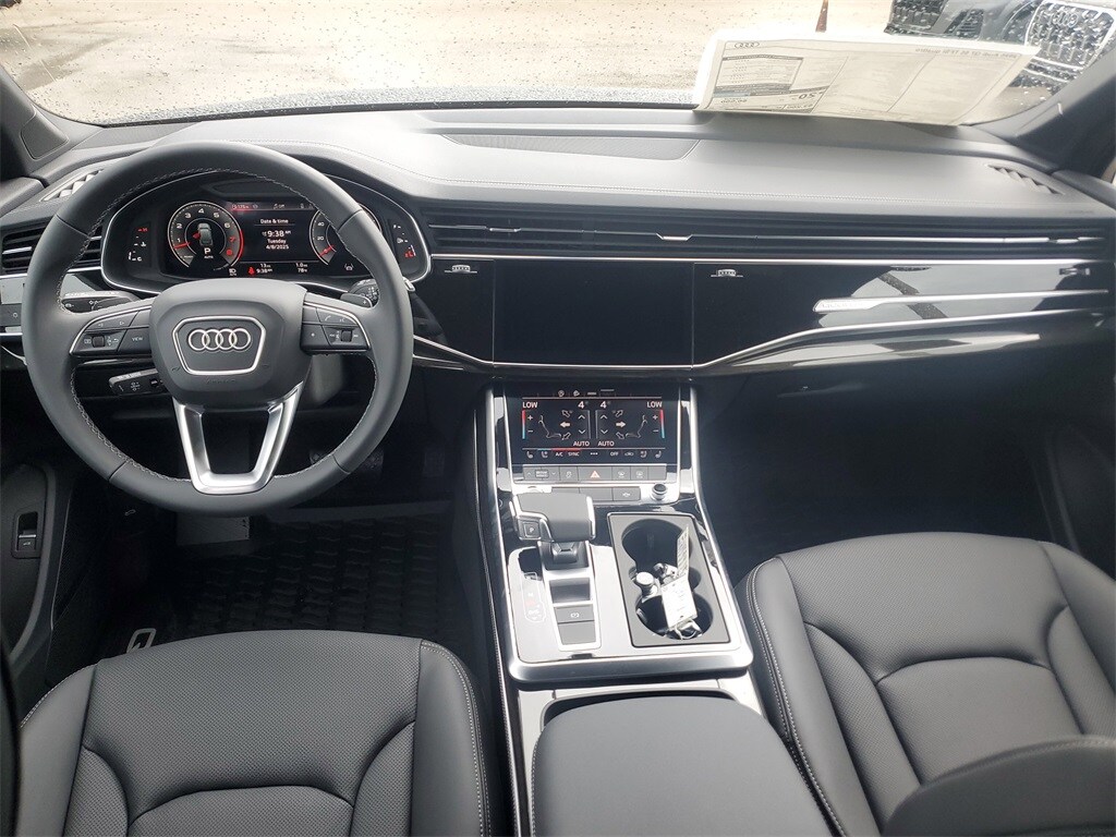 2025 Audi Q7 55 Premium Plus photo 3