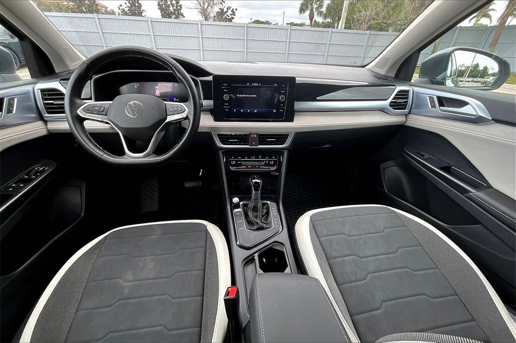 2025 Volkswagen Taos SE photo 3